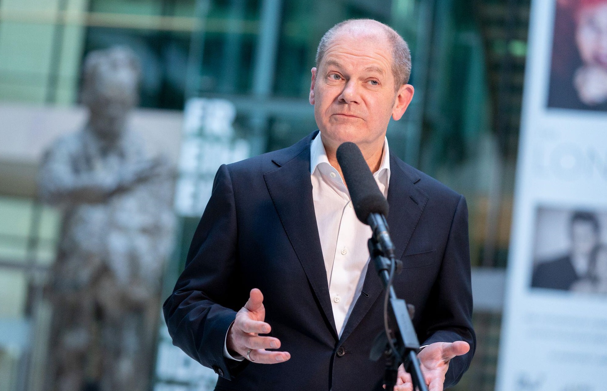 Олаф Шольц на вечеринке с психотропным веществом