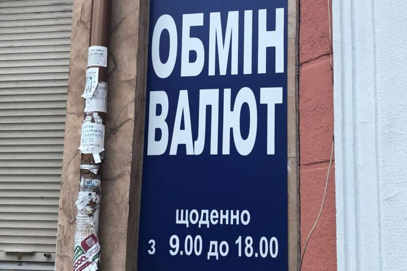 Графік курсу долара на фоновій карті