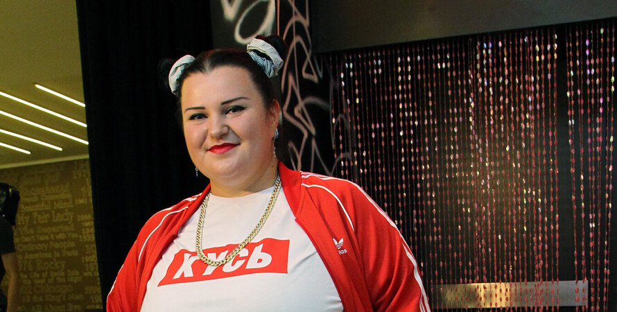 Співачка Alyona Alyona у підгузнику та з пустушкою