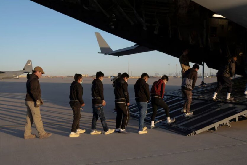 Прибытие самолета в аэропорт.