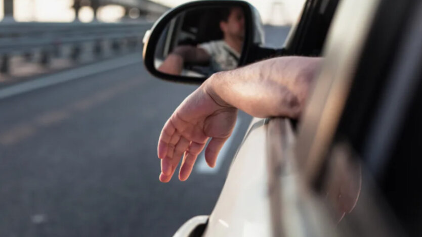 Полиция оштрафовала водителя на ровном