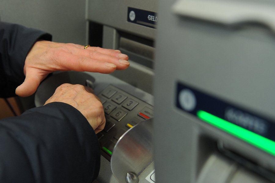 Преступники взорвали банкомат и украли деньги