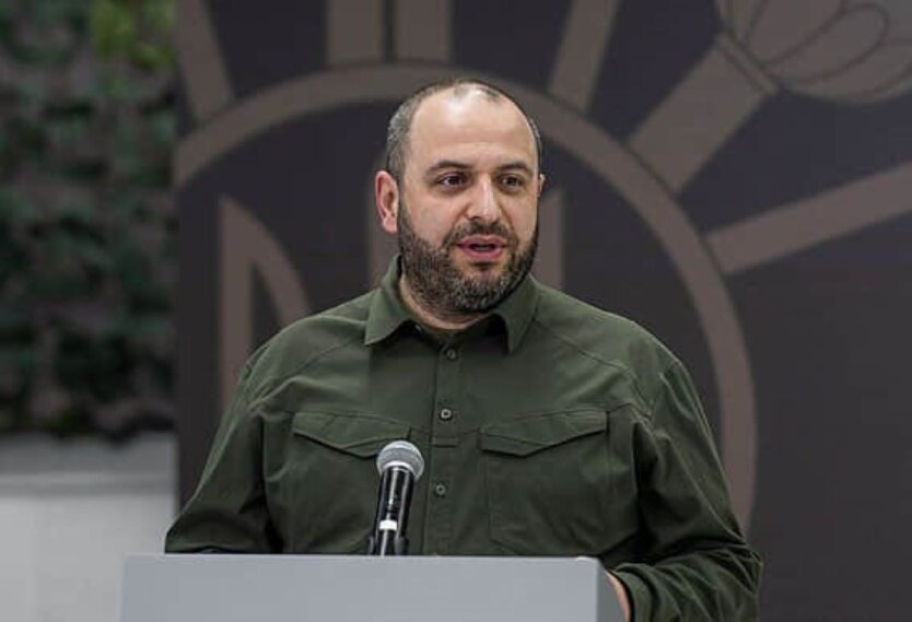 Портрет Умєрова на фоне Стамбула