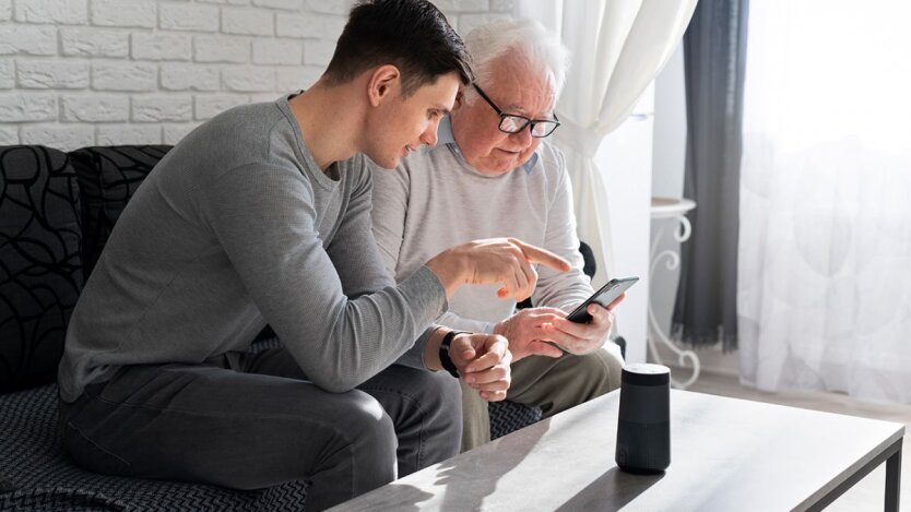 Люди подписывают бумаги в офисе