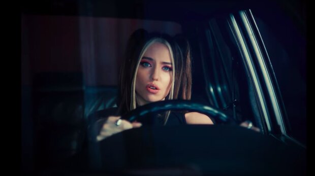 Дорофеева разбила два BMW для клипа