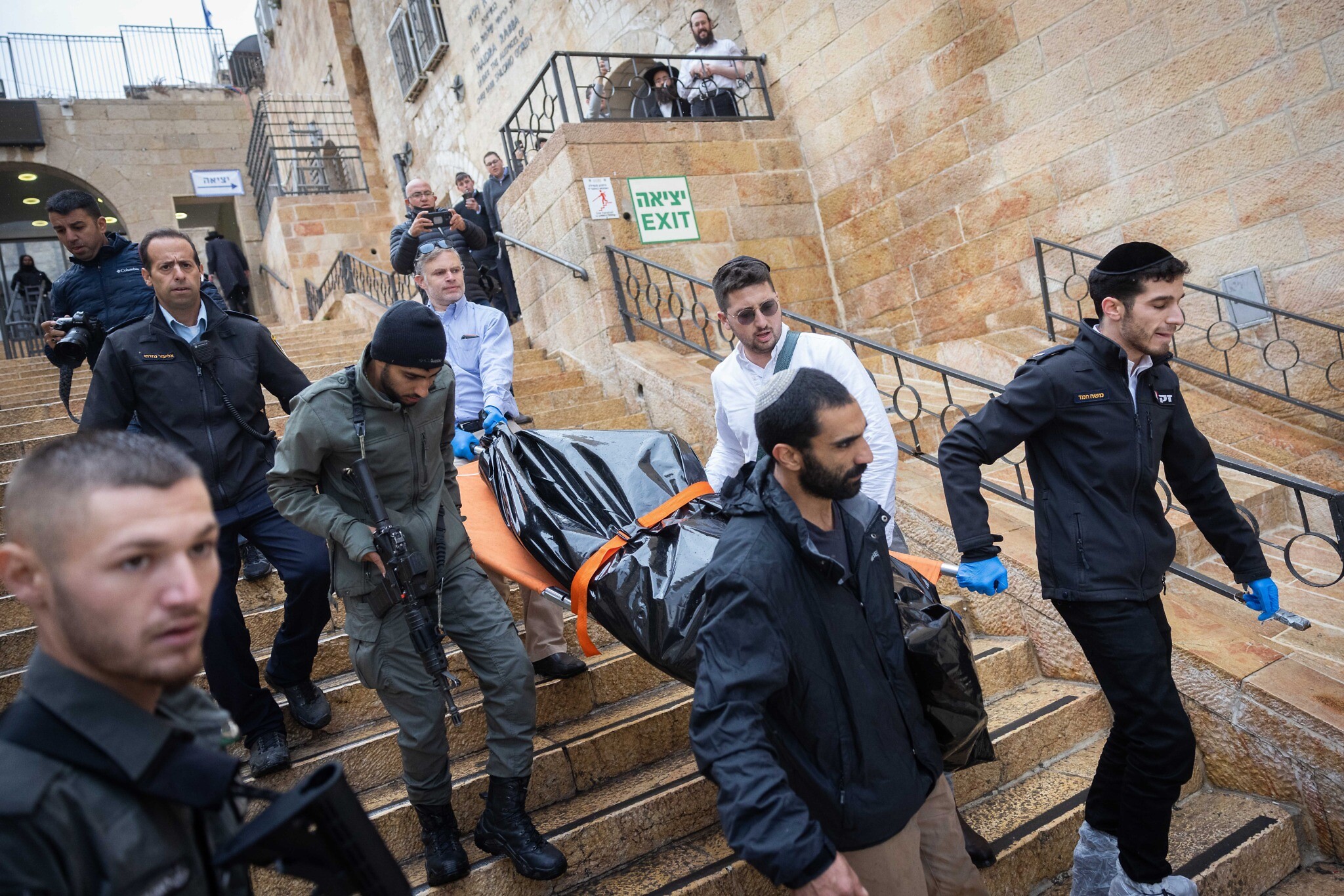 Єрусалимська паломницька зупинка з поліцейським на передньому плані