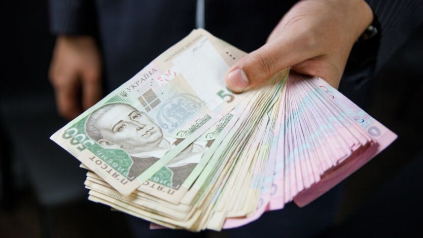 Зображення та дивні банкноти 200 та 500 гривень