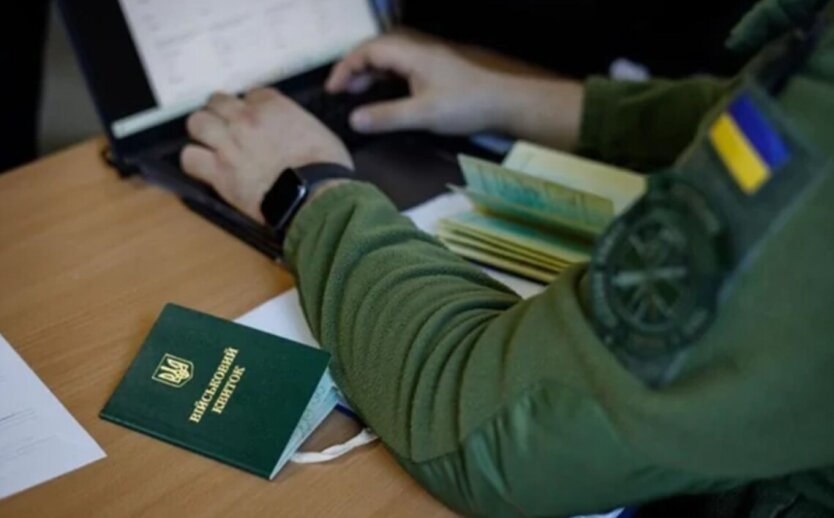 Молодые мужчины военнообязанные в вооруженных силах