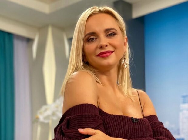 Лилия Ребрик в блузке с уверенной прической