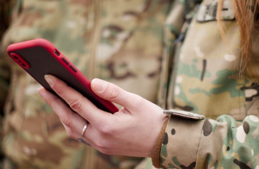 Військовослужбовці в шлюбному образі, робочий комп'ютер та екран з Дією