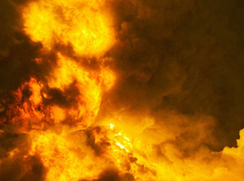 Обгоревшие автомобили на улице Харькова