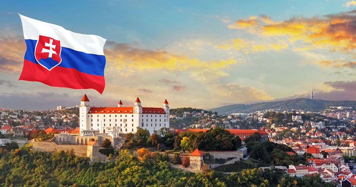 Смуженець у вбранні ДСНС впускає українців без біометричних паспортів