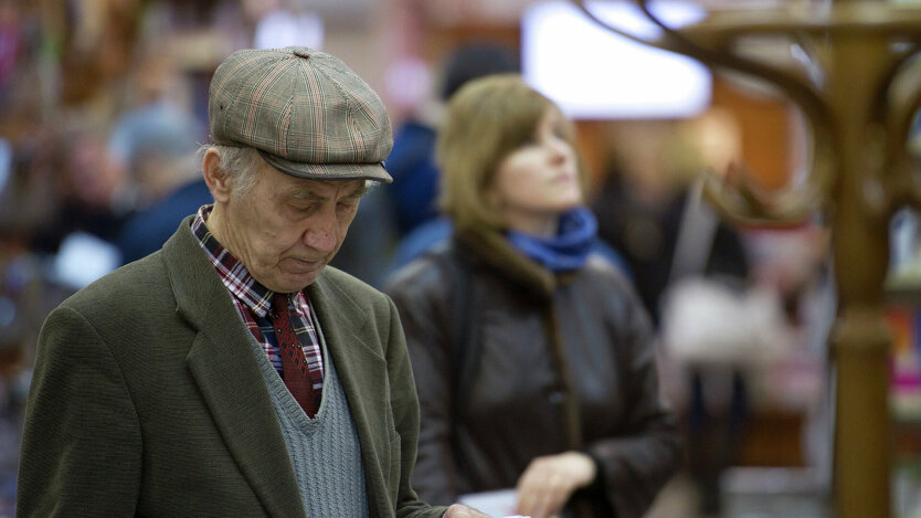 Пенсионерка с белыми волосами и костюмом