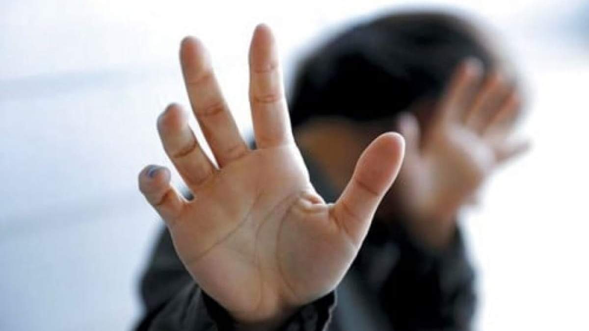 Вчителька з перебитим обличчям від мами з сином