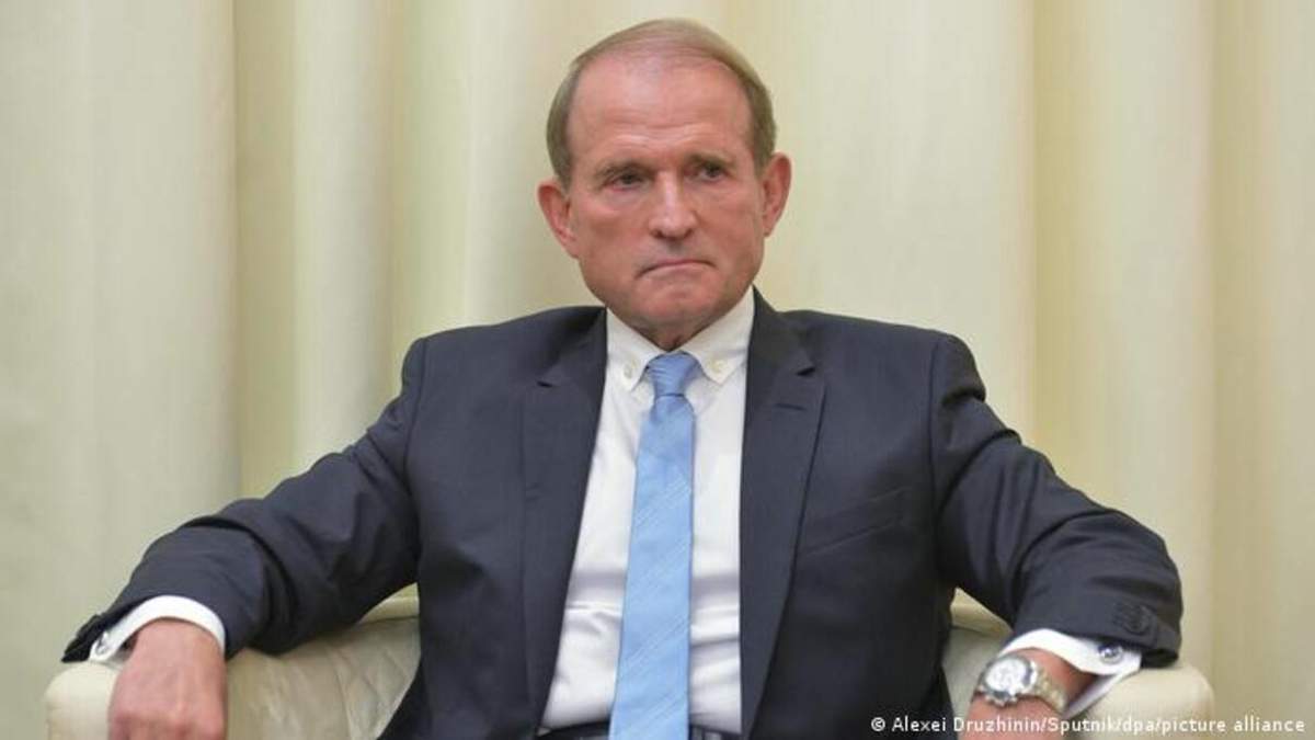 Медведчук здав закордонний паспорт