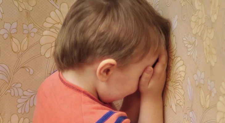 Мати п'є горілку і знімає відео