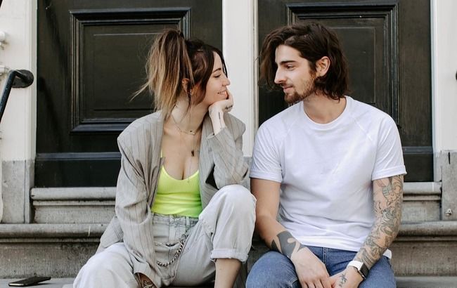 Дантес с пониманием смотрит на Дорофееву