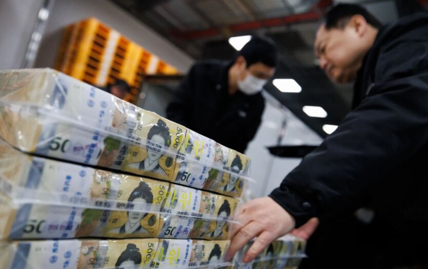 Монеты азиатских валют на фоне доллара