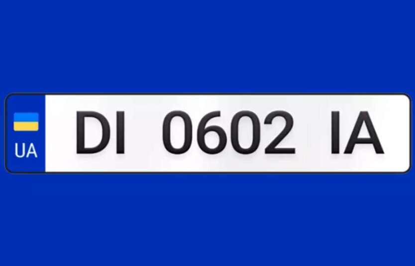 Машини з загадковими номерами на дорозі