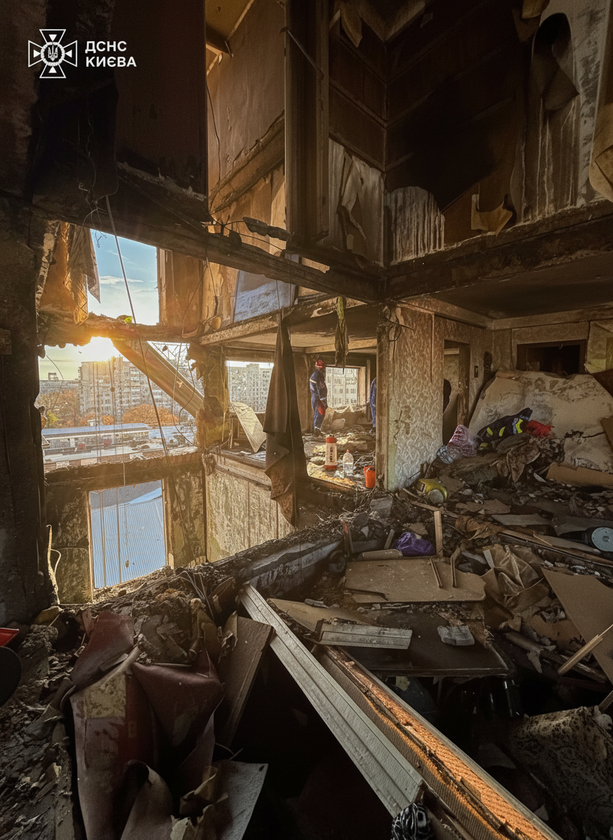 Наслідки удару дрона у Києві