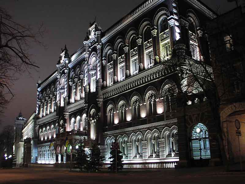 НБУ персоналу загрожує зведення на третину