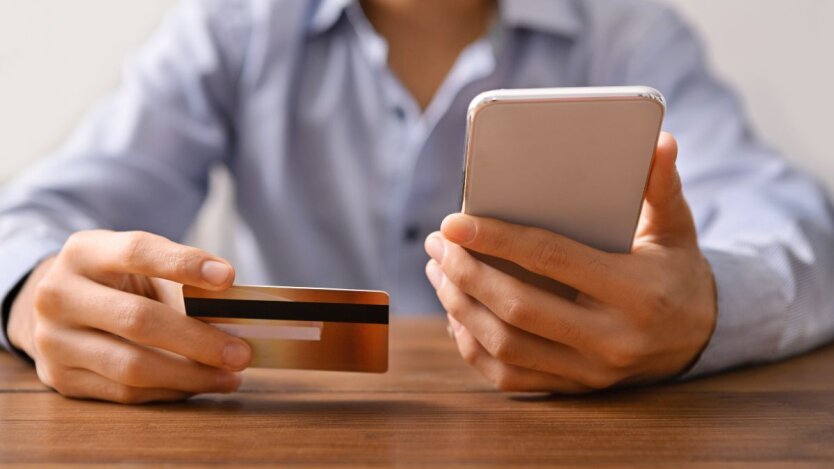 Пенсіонери і студенти біля банкомата