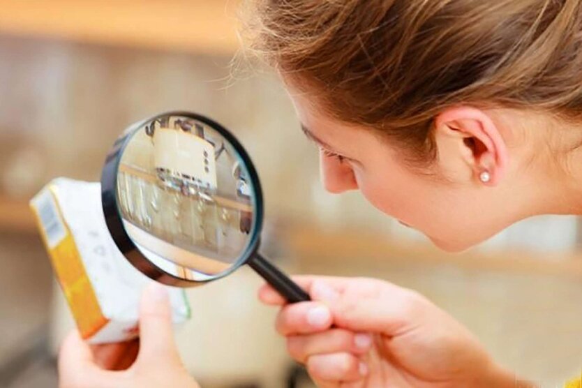 Ілюстрація грошей на вагах справедливості