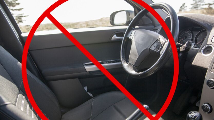 Молодой водитель на жёлтом автомобиле