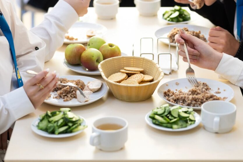 Дитина отримує їжу у школі