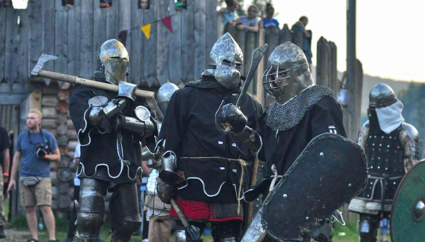 Фото Гордона с рыцарской маской