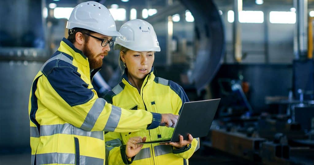 Изображение трех иностранцев, работающих вместе