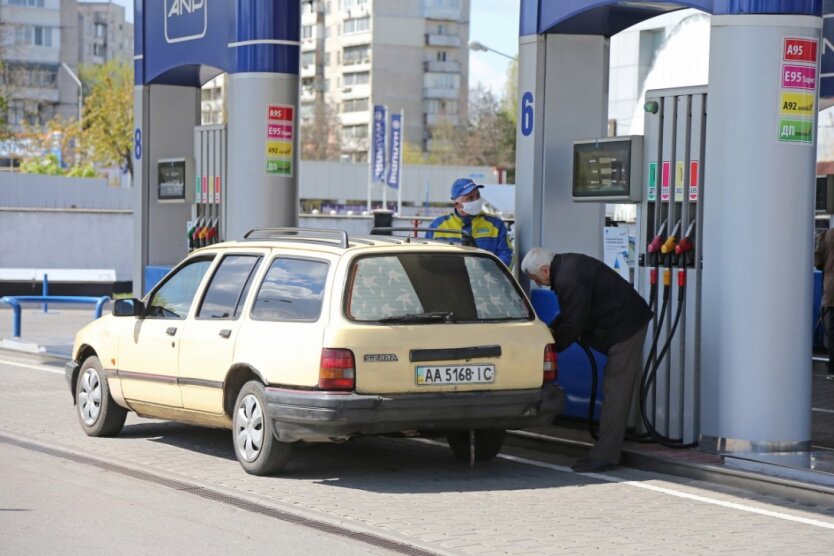 Эксперты рассматривают топливо бензин А-100