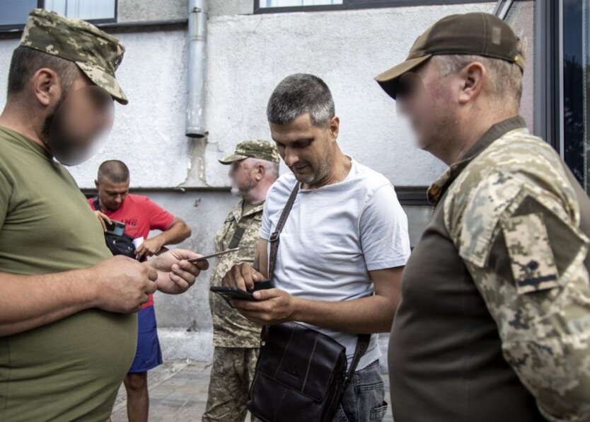 Полицейские в будикамерах на ТЦК