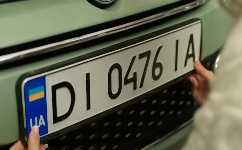 Авто з загадковими номерами на дорозі
