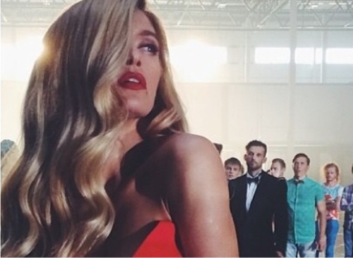 Вера Брежнева в дерзкому червоному платті