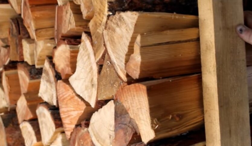 Коррупция во время войны: в Херсоне чиновники поставляют дрова для военных