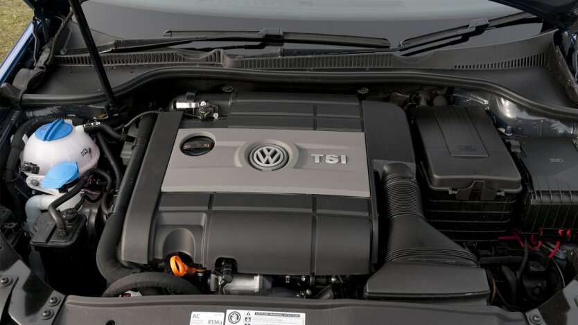 Водитель включает кондиционер, экономия топлива