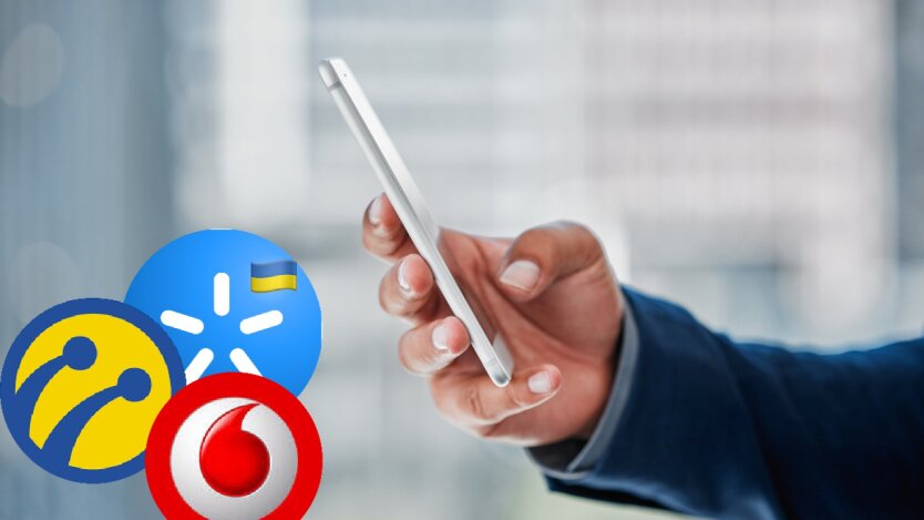 Человек читает новые тарифы на мобильный оператор