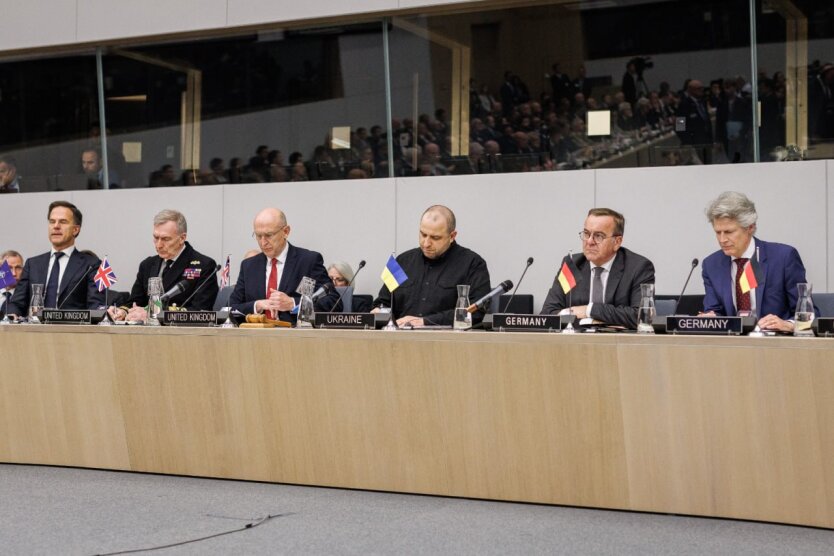 Штаб Рамштайну на фоні партнерських країн