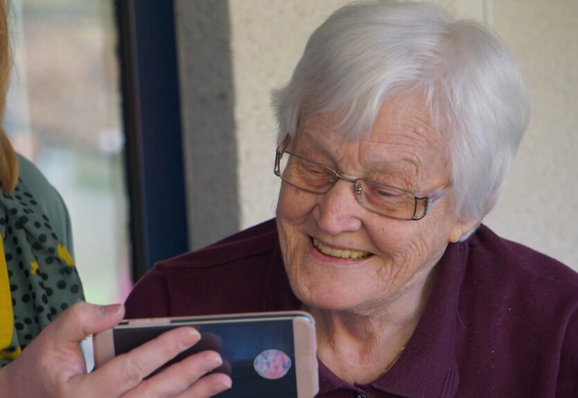 Пенсіонер отримує гроші